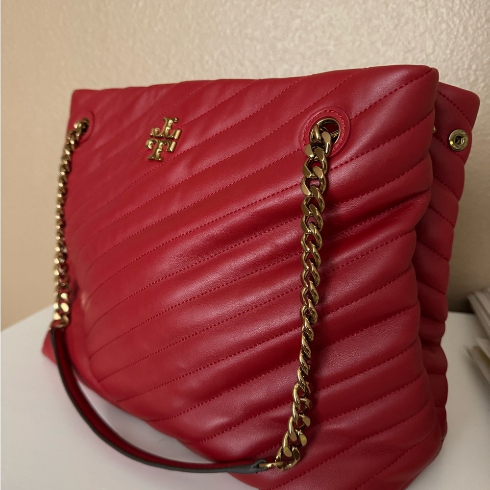 Tory Burch Quilted Red Leather Shoulder Bag with Gold Chain - Picture 10 of 11